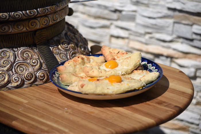 Существует множество рецептов хачапури — по-имеретински, по-грузински, по-армянски и т. п. Но мы советуем начать с хачапури по-аджарски — это знаменитый открытый пирожок с сыром и яйцом, сделанный в форме лодочки. 