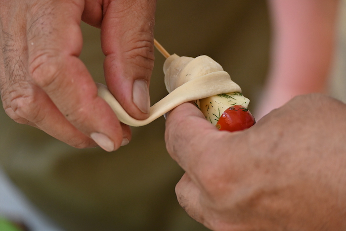 Шашлычки из сулугуни и помидоров черри, запеченные в слоеном тесте в тандыре