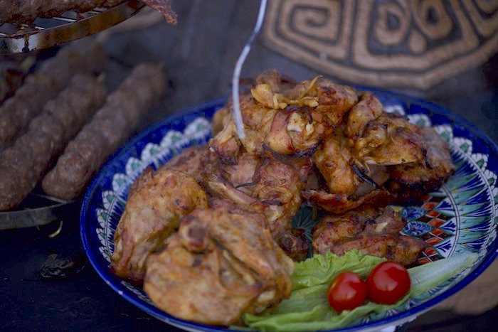 Одно из классических блюд турецкой кухни — тавук пирзола. В переводе с турецкого «тавук» (tavuk) — курица, «пирзола» (pirzola) — котлета (отбивная). Блюдо простое в приготовлении и аппетитное, подойдет даже для праздничного стола. Приготовим тавук пирзолу на четверых? 
