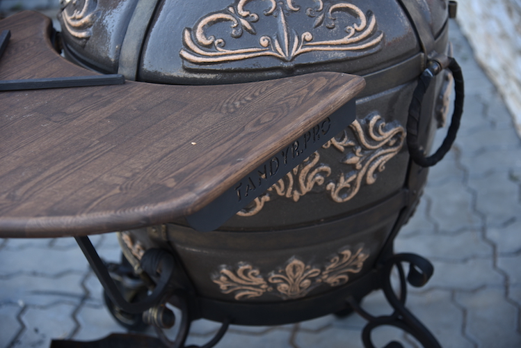 По просьбам наших клиентов мы добавили к своим тандырам такую опцию, как металлические столики с деревянными столешницами. 