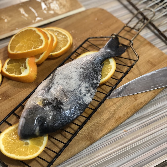 Теперь выкладываем на эту подложку нашу рыбу. При таком способе приготовления апельсиновый сок пропитает рыбу и вкус получится незабываемым и уникальным.